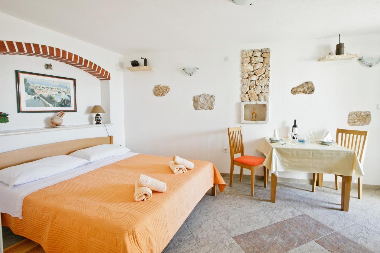 Paradise Stone Apartments Бол Стая снимка